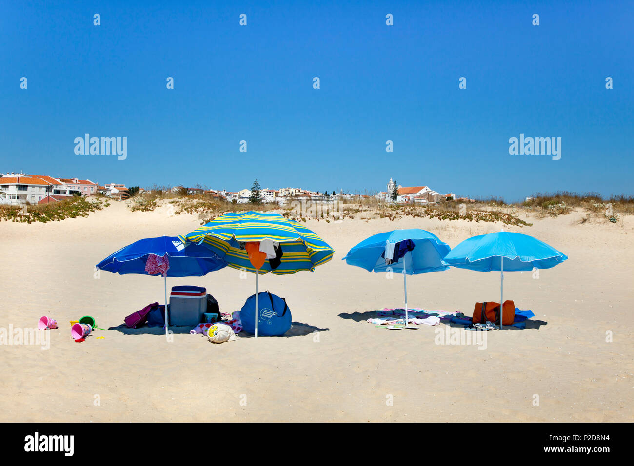 Sonnenschirme am Strand Meia Praia in Lagos an der Algarve, Portugal Stockfoto
