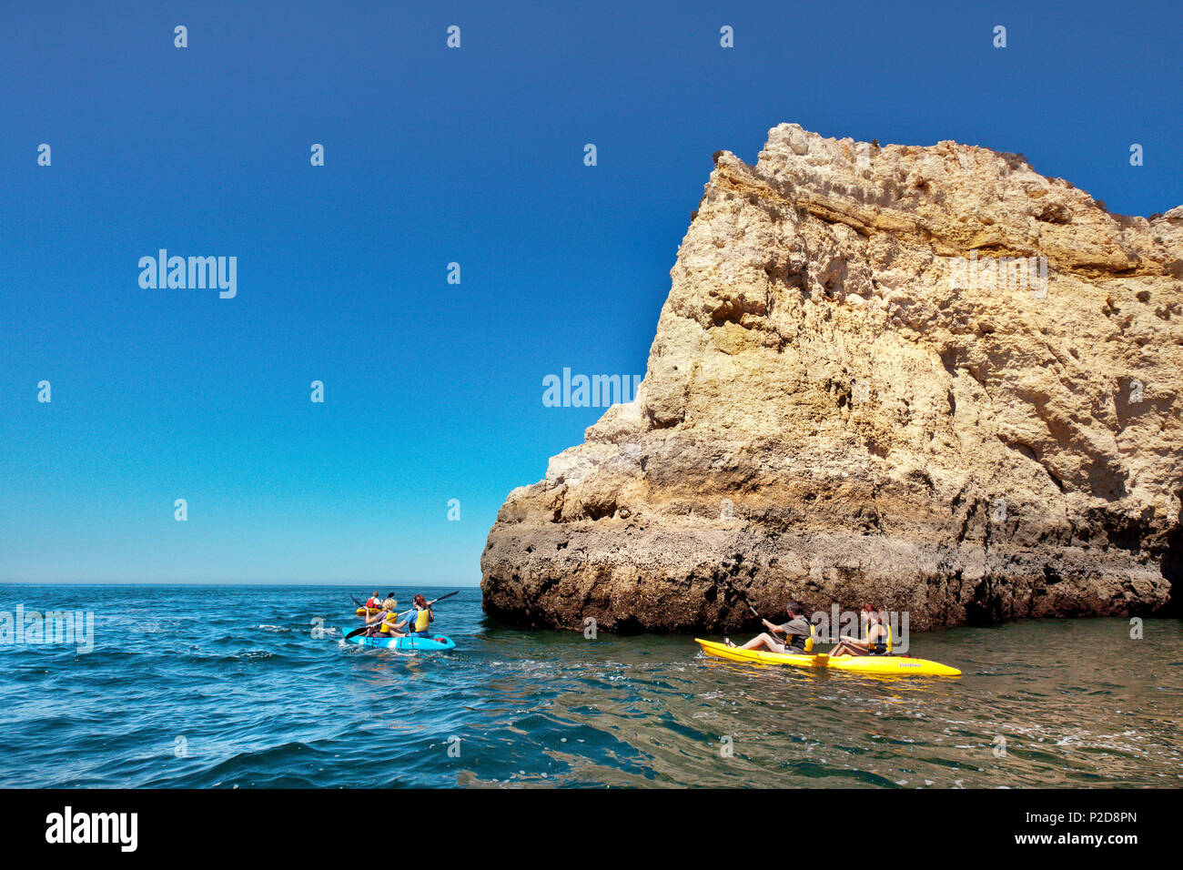 Kajak Reise rund um Ponta de Piedade, felsigen Küste, Lagos, Algarve, Portugal Stockfoto