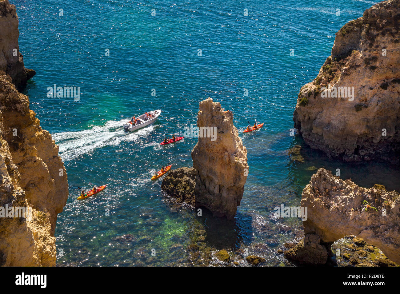 Kajak Reise rund um Ponta de Piedade, felsigen Küste, Lagos, Algarve, Portugal Stockfoto
