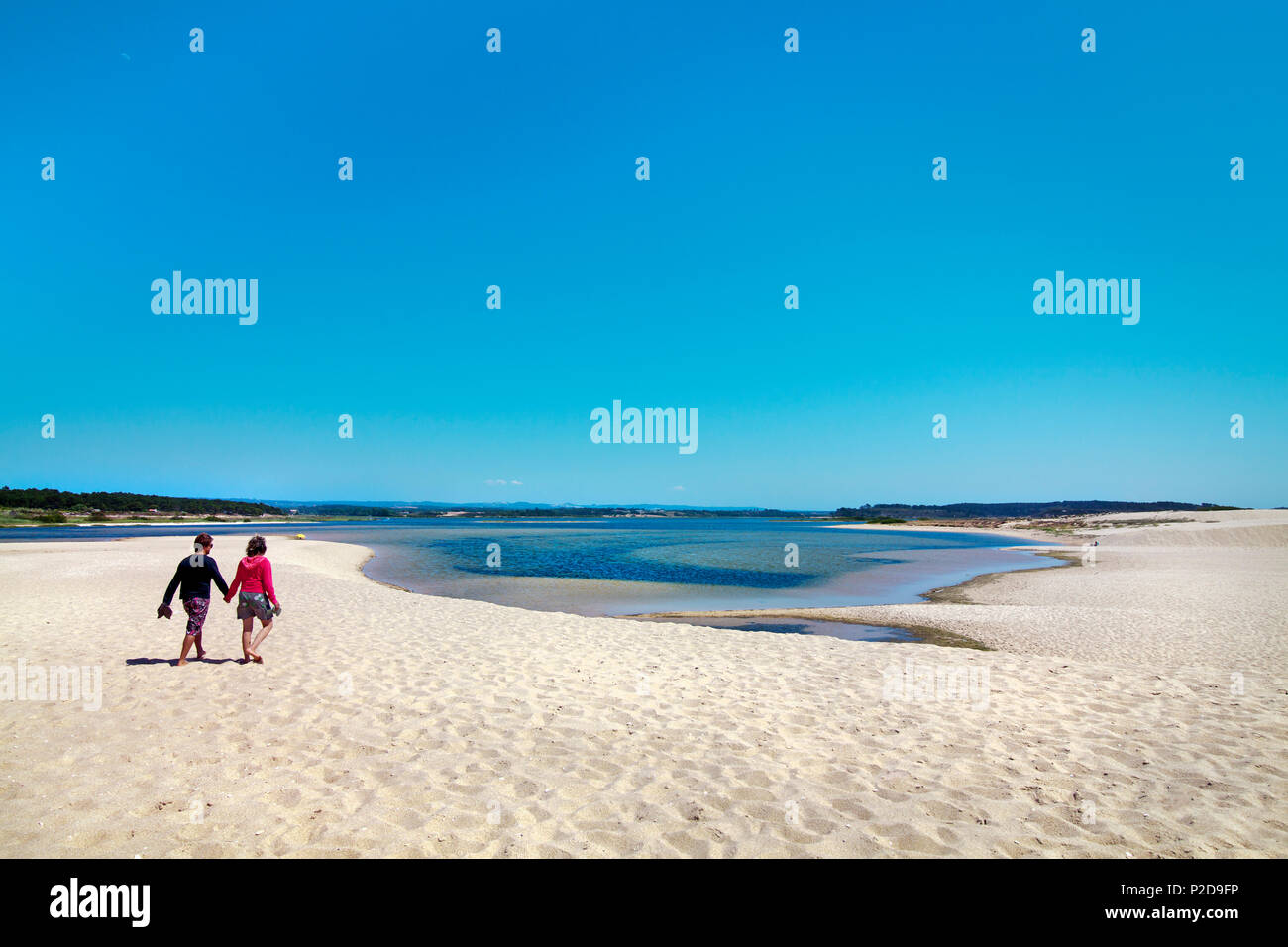 Paar am Strand, Lagune, Praia de Santo Andre, Santiago do Cacem, Costa Vicentina, Alentejo, Portugal Stockfoto