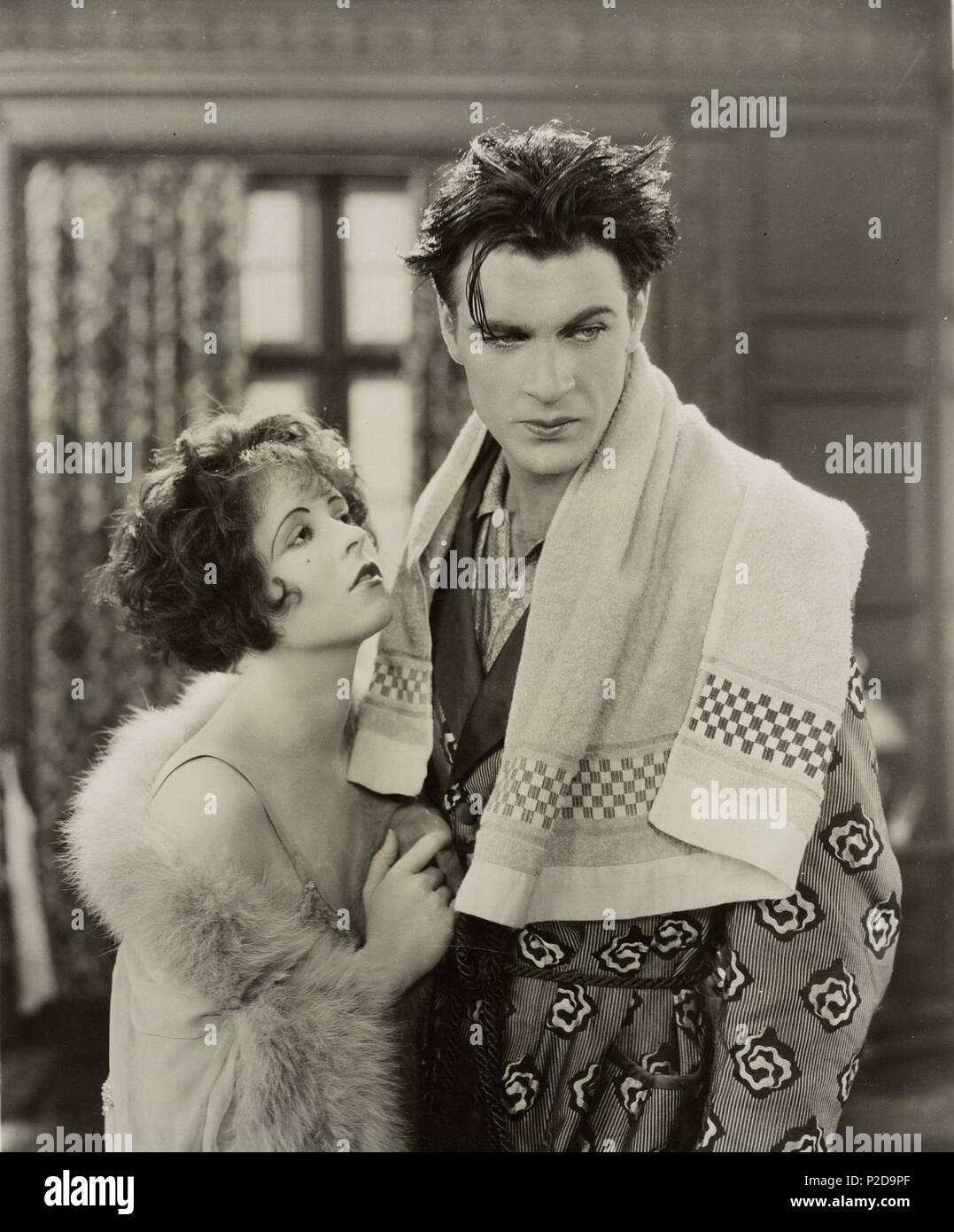 Englisch: Kinder der Scheidung (Film) 1927. Frank Lloyd, Direktor. L-R:  Clara Bow, Gary Cooper. Famous-Players - Lasky, Paramount Pictures. 1927.  Famous-Players - Lasky, von größter Bedeutung. Frank Lloyd, Richt. 12 Kinder