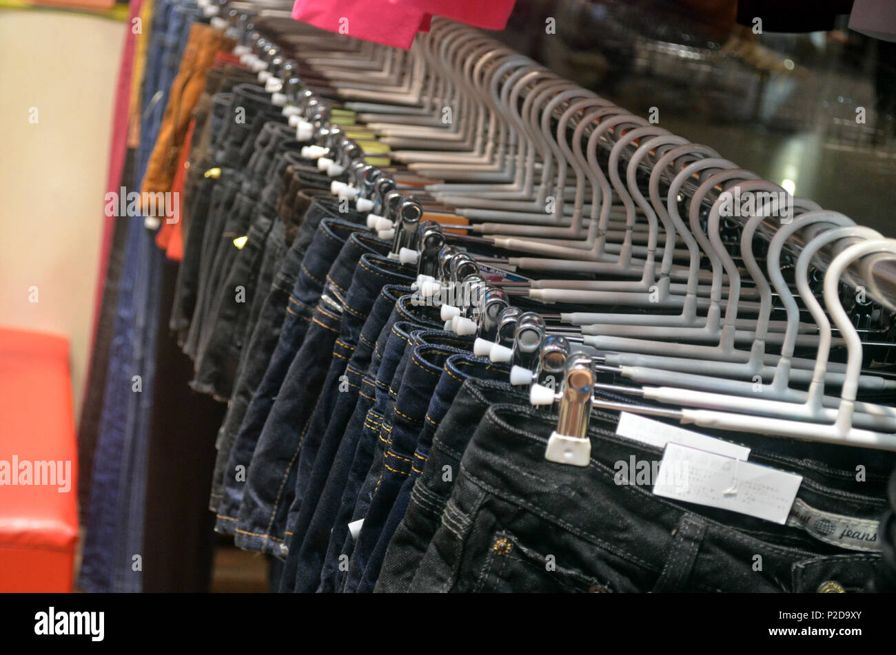 . Englisch: Bekleidung Rack von Frauen Jeans. 12 Oktober 2012, 11:16:56. Peter Griffin 13 Kleidung Rack Jeans Stockfoto