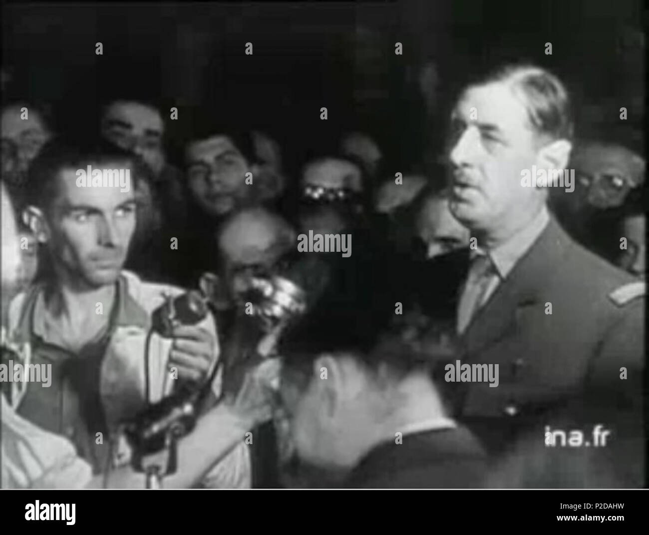 . Deutsch: "Zum ersten Mal in vier Jahren, eine französische Mikrofon Französisch spricht!" De Gaulle spricht mit den Mitteln nach der Befreiung von Paris. Français: "Pour la première fois en Quatre ans, un-micro Français parle Français!" De Gaulle parle aux médias Suite à la Libération de Paris. 1944. Le Comité de Libération du Cinéma Français 15 De Gaulle spricht Stockfoto