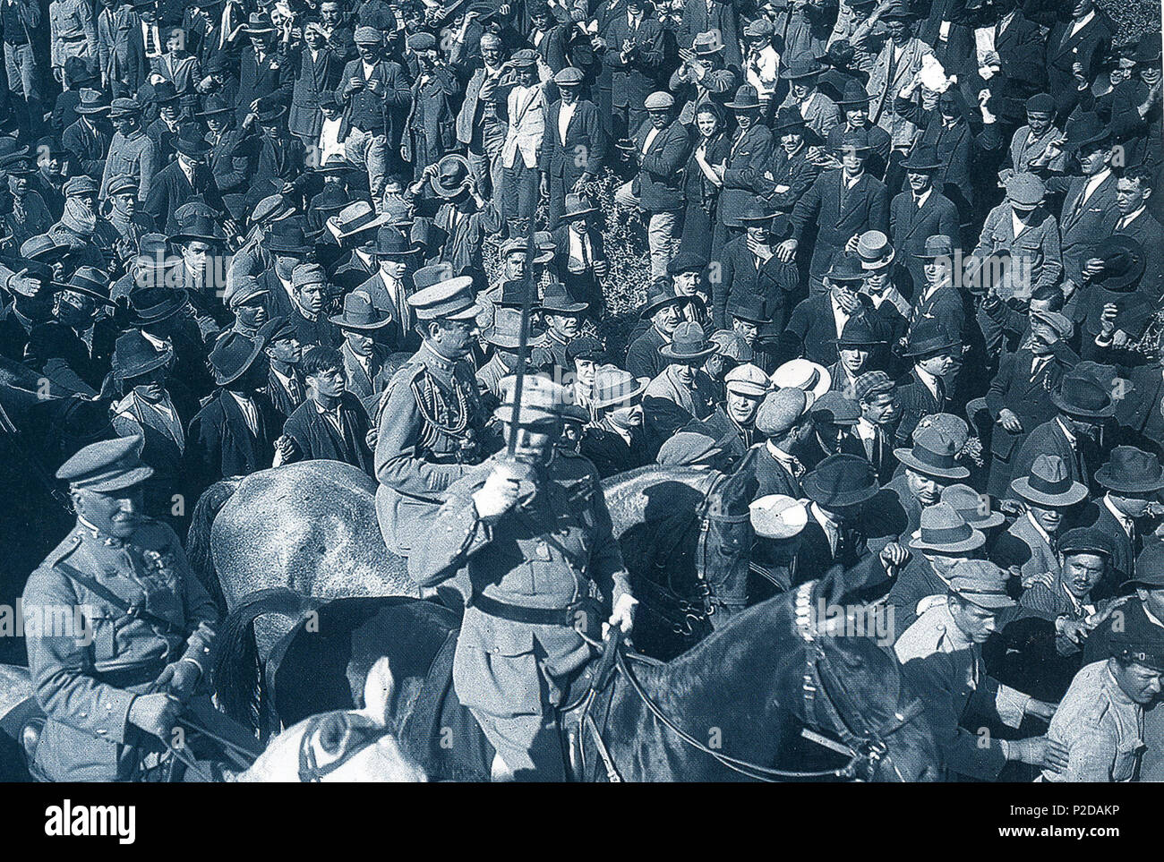 . Englisch: Militärische Prozession von General Gomes da Costa und seine Truppen nach dem 28. Mai 1926 Revolution Português: Desfile de Gomes da Costa e Suas tropas após a Revolução de 28 de Maio de 1926. Am 28. Mai 1926 getroffen. Zurückzuführen auf Joshua Benoliel (1873 - 1932) Britischer Fotograf, Fotograf und Fotojournalist Fotojournalist, offizieller Fotograf für König Carlos I. von Portugal Beschreibung. Das Datum der Geburt / Tod 13. Januar 1873 3. Februar 1932 Ort der Geburt / Todes Lissabon Lissabon Arbeit Lage Portugal Authority control: Q 371701 VIAF:?:? ISNI 67583866 0000 0001 2137 785 X LCCN Stockfoto