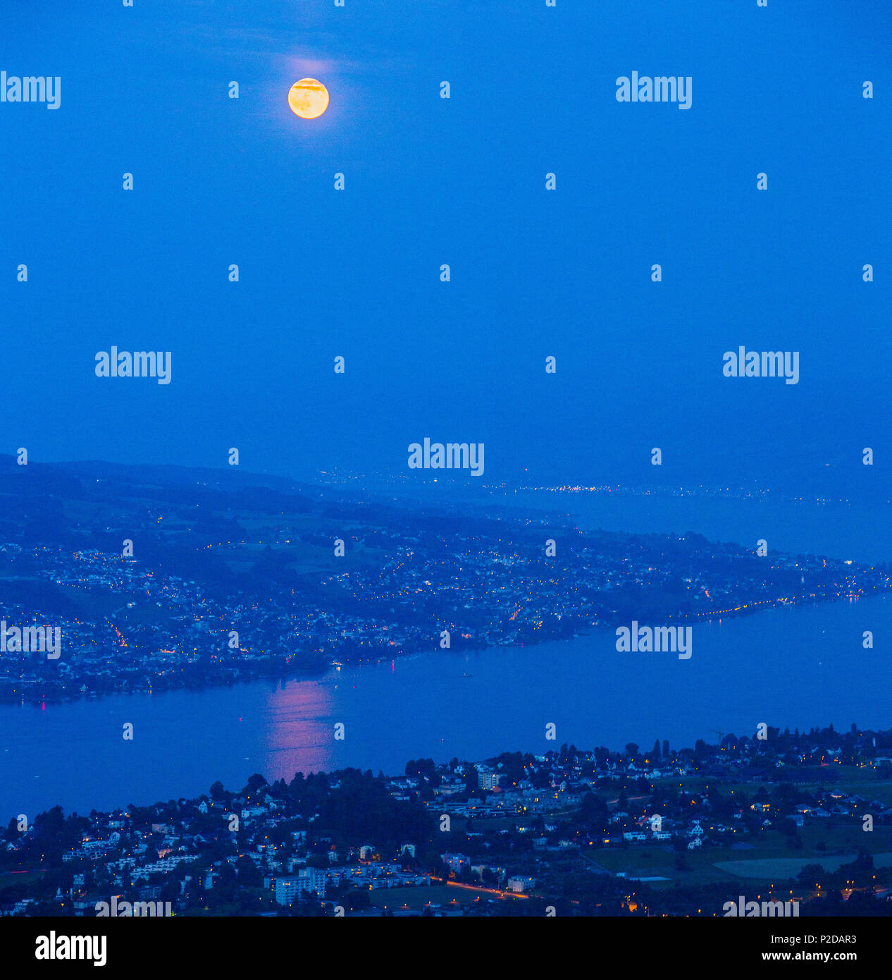 Vollmond Uber Den Zurichsee Und Zurich Bei Nacht Zurich Schweiz