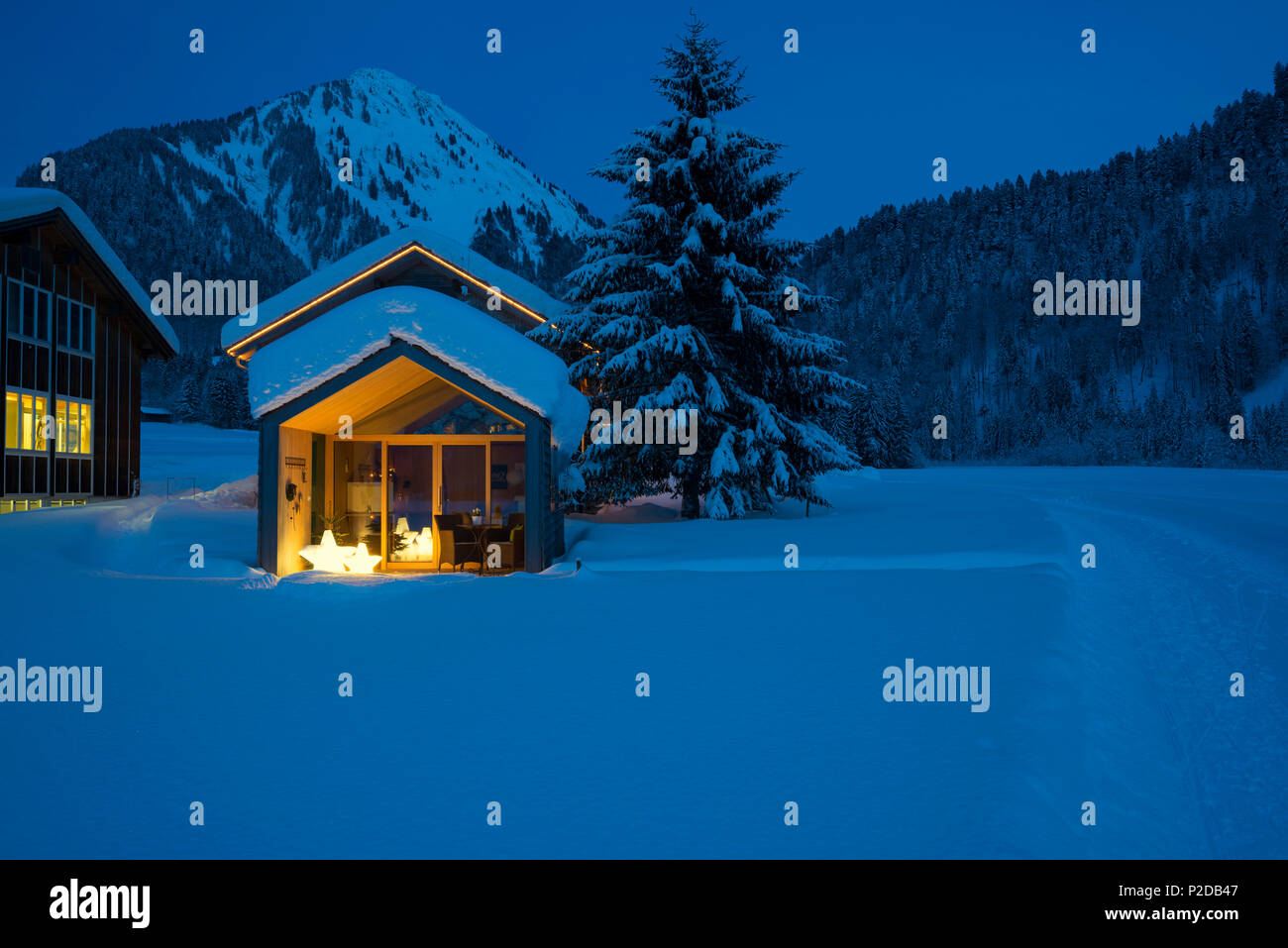 Schnee bedeckt Kabinen in der Nacht, Schoppernau, Bregenz, Vorarlberg, Österreich Stockfoto