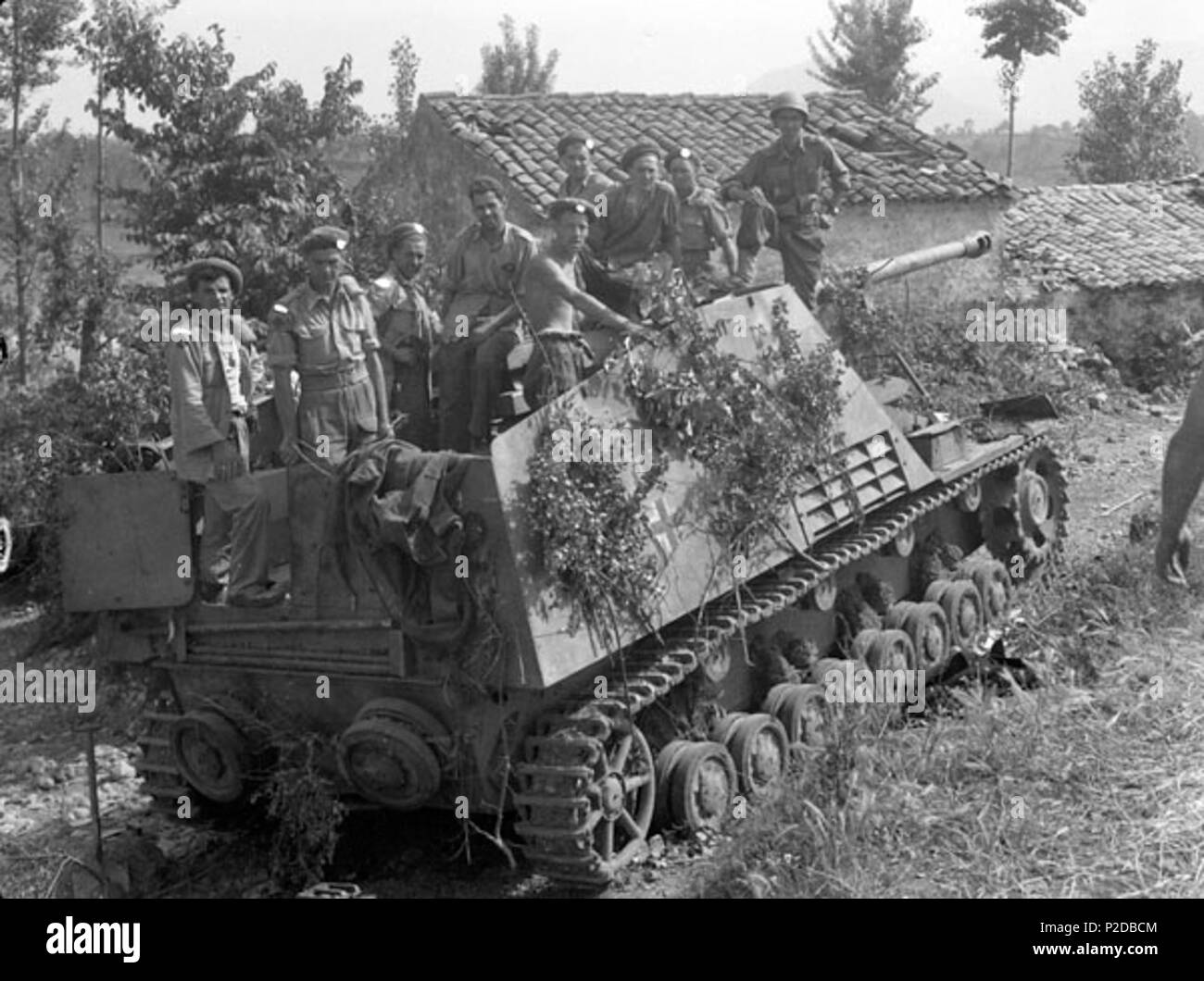 . Personal der Westminster Regiment, 5 kanadischen Gepanzerte Brigade, die Prüfung eines selbstfahrenden tank-Zerstörer "Nashorn" von piat Gun geklopft, in der Nähe von Pontecorvo, Italien, 26. Mai 1944 (Original-ID als Hummel falsch ist, langen Lauf und Schnauze Bremse erkennt es als Nashorn). Mai 26, 1944,. Smith, Strathy: Pontecorvo, Italien (Nähe) 36 Nashorn ein 130348-v6 Stockfoto