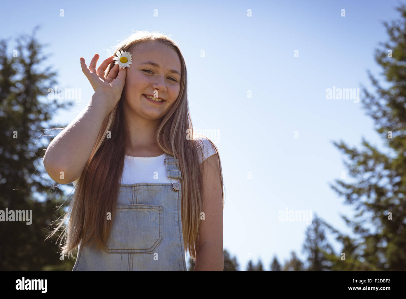 Lächelnde Mädchen, Blume im Haar in das Feld Stockfoto