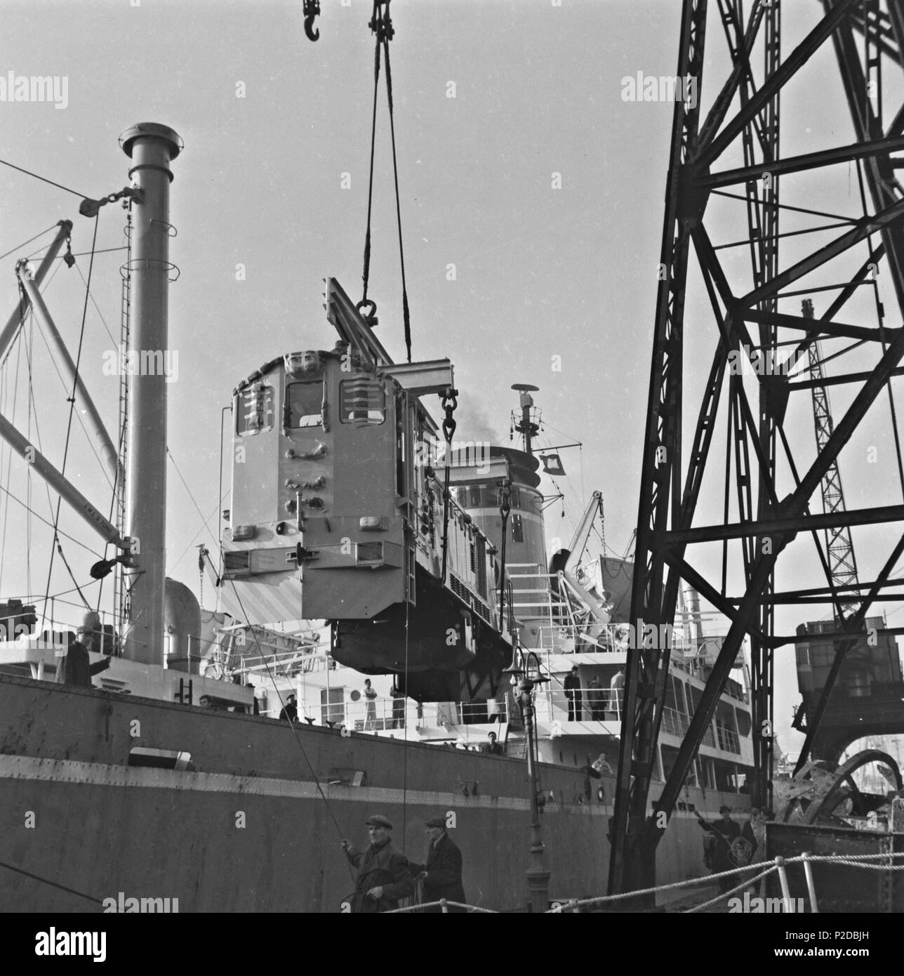 . Englisch: cié Klasse 201 Diesel Lokomotive B 124 entladen von einem Schiff an der Nordwand, Dublin, Irland nach ihrer Ankunft von General Motors Electro-Motive Division (GM-EMD) in den USA. Dank Seuss. Für diesen Link, um Tonnen von Informationen über die B 124 auf der Website der irischen Traktion Gruppe ... NLI Ref.: ODEA 23/8. 4. Januar 1961. O'Dea, James S. (1910 - 1992), Fotograf 23 GM Diesel Lokomotive B 124 entladen von einem Schiff an der Nordwand in Dublin Stockfoto