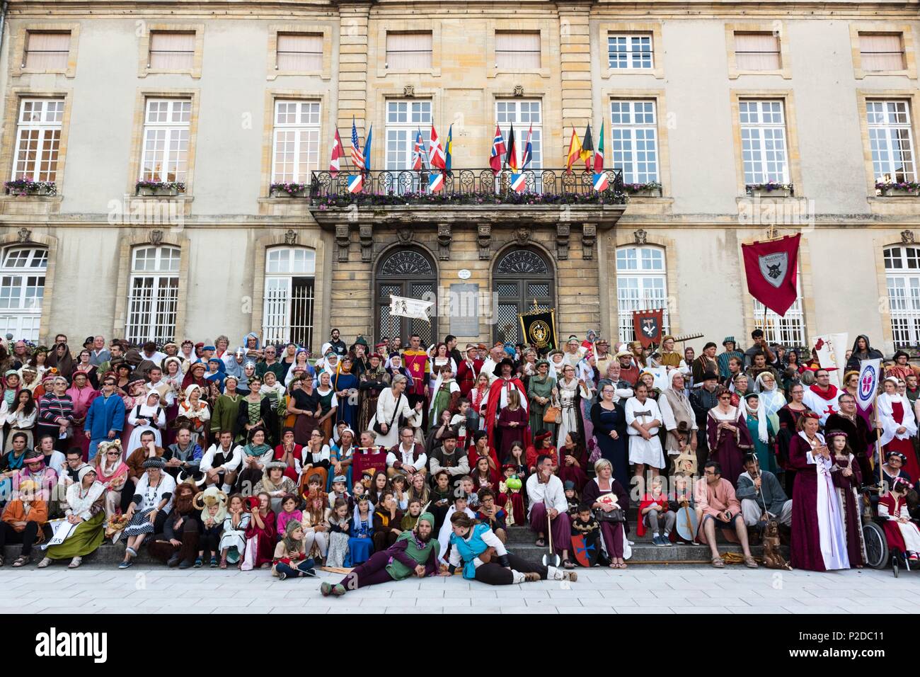 Frankreich, Calvados, Bayeux, Bayeux Mittelalter-Fest, Gruppenfoto vor dem Rathaus Stockfoto