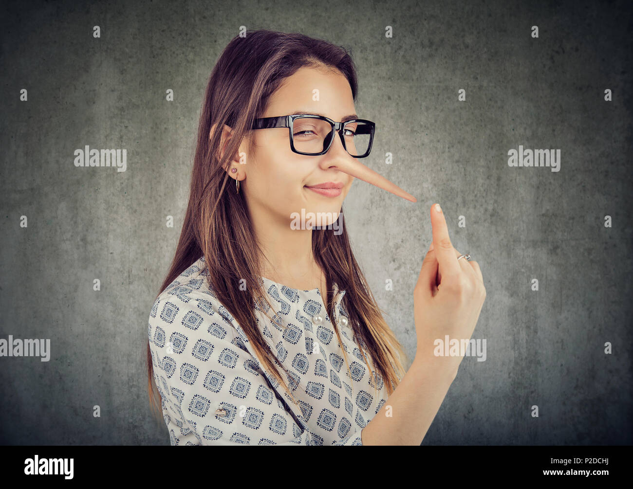 Sly tricky junge Frau mit langer Nase. Lügner Konzept. Stockfoto