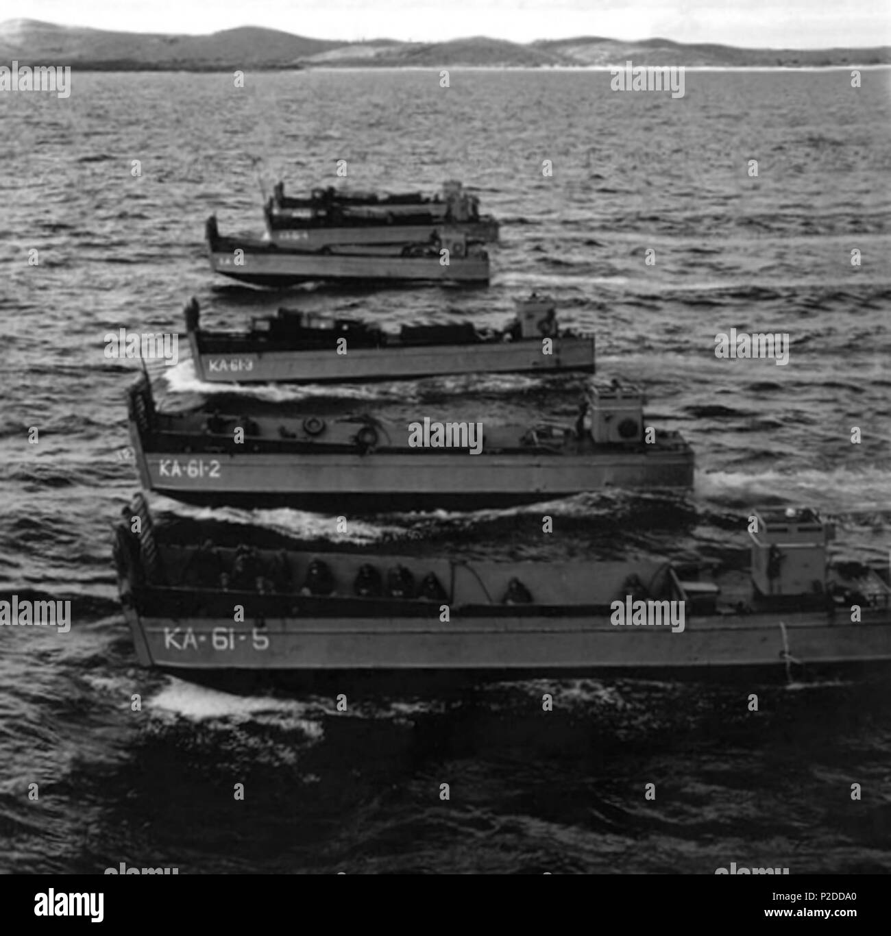 . U.S. Navy LCM(6) Landing Craft aus dem Anschlag Transport USS Muliphen (AKA-61) auf zum Strand während einer Amphibischen Squadron 12 Übung in der Nähe von Vieques, Puerto Rico, 24. Februar 1968. 24. Februar 1968. USN 30 LCM-6 Handwerk aus Vieques 1968 Stockfoto