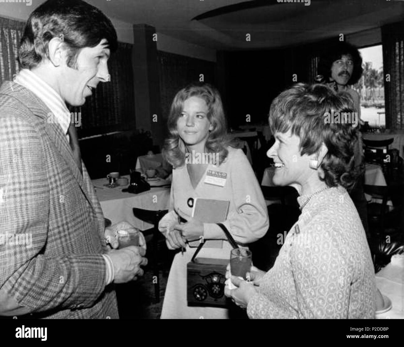 . Englisch: Schauspieler Leonard Nimoy chatten mit Frauen im Sheraton Yankee Clipper Hotel: Fort Lauderdale, Florida. Schwarz und Weiß, 8 x 10 Zoll Fotografie an der Staatlichen Bibliothek und Archive von Florida untergebracht. Lokale Rufnummer: PR 21603. Persistente URL: [1]. Zwischen Februar und Mai 1972 fotografiert. Von Roy Erickson 31 Leonard Nimoy 1972 fotografiert. Stockfoto