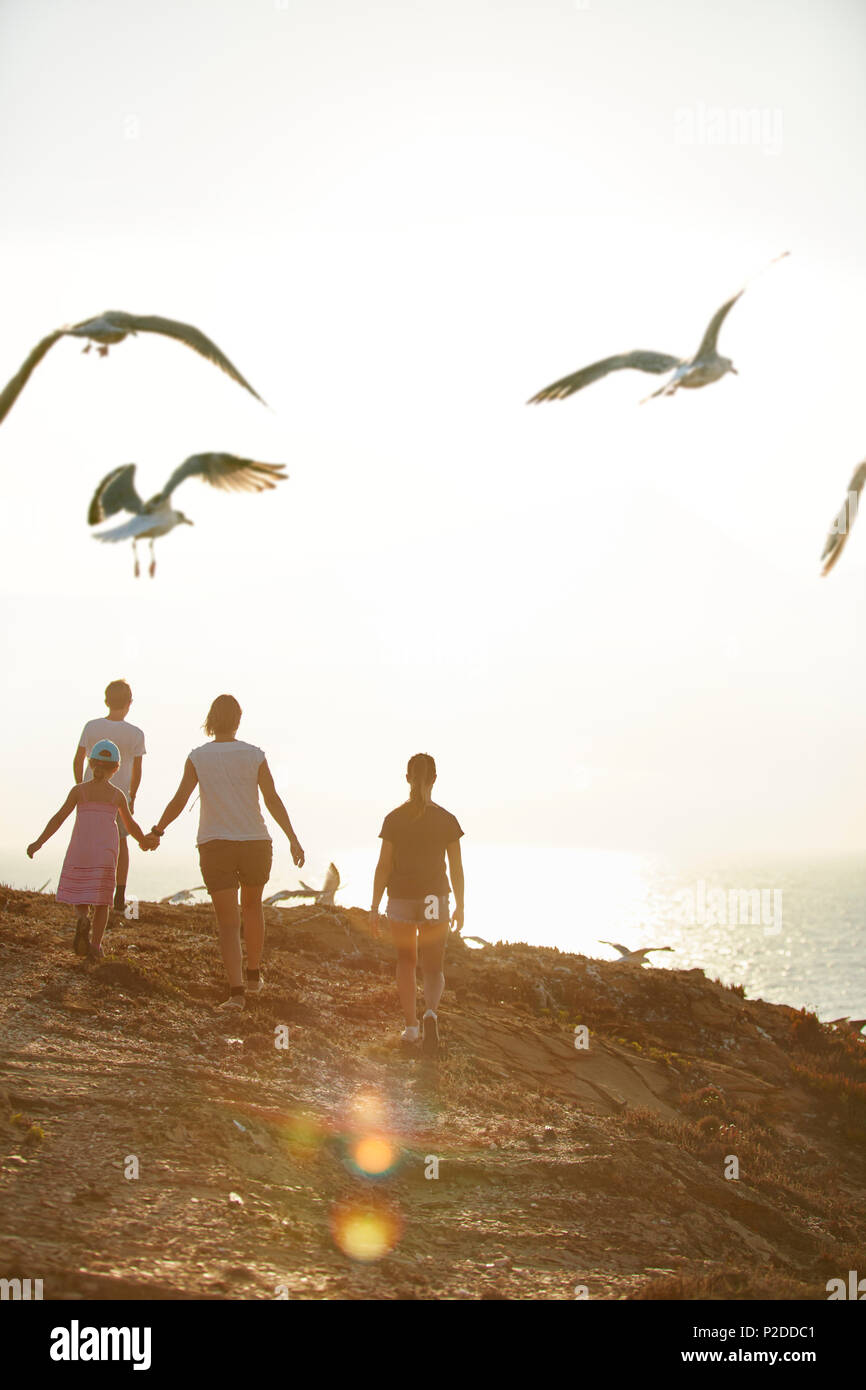 Junge Familie zu Fuß an der Steilküste entlang, Rota Vicentina, Portugal Stockfoto