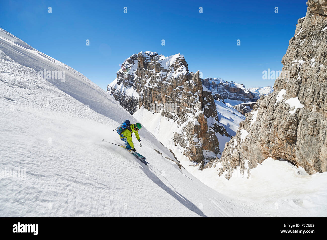 Ein Männer Ski offpiste vom Gipfel Cima Groste, Skitour, Brenta Gebirge, Dolomiten, Trentino, Italien Stockfoto
