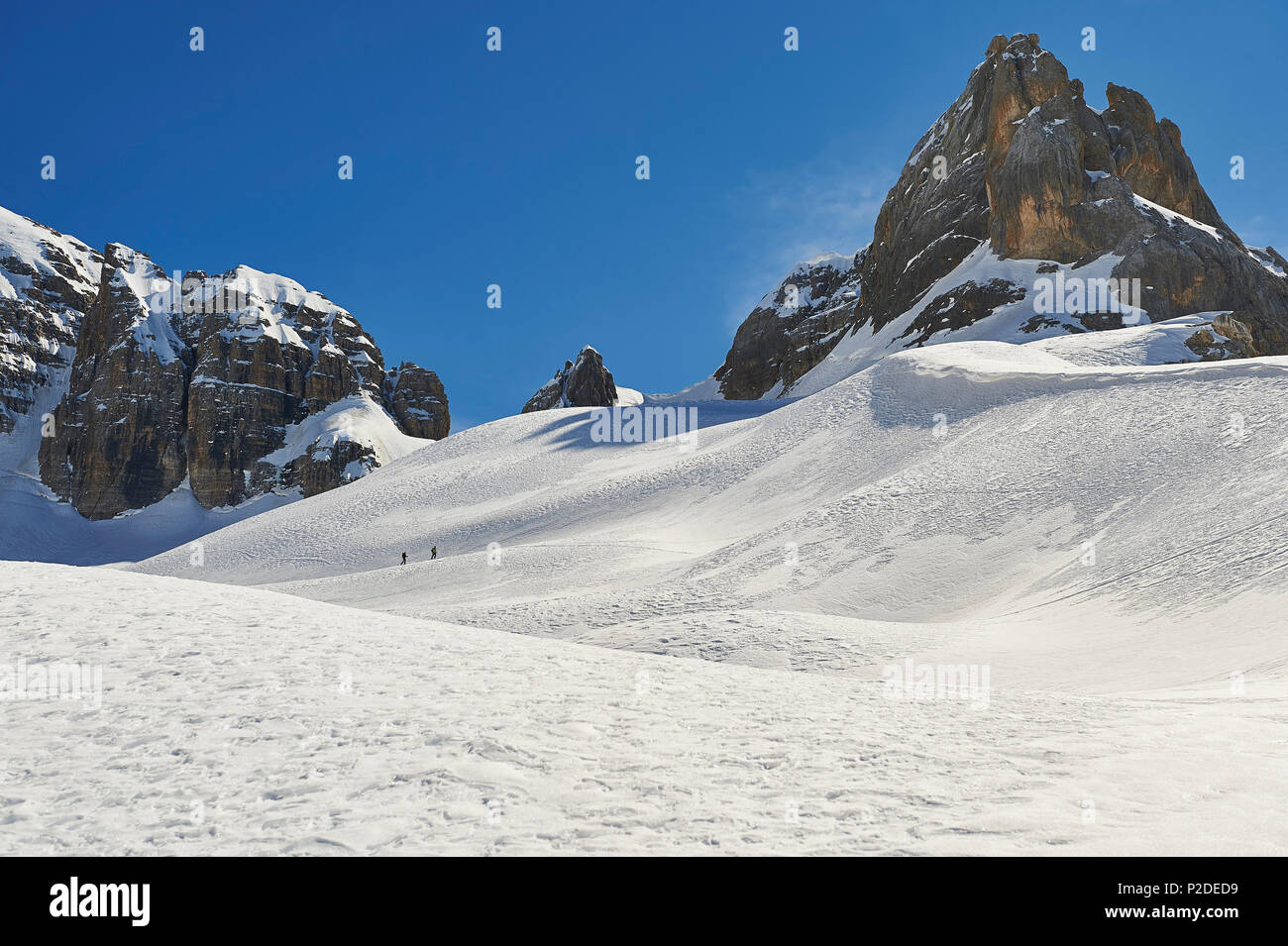 Zwei Männer Skitouren auf dem Weg zur Cima d'Agola im Bereich der Brenta Dolomiten Madonna di Campiglio, Skitour, Brenta Gebirge, Stockfoto