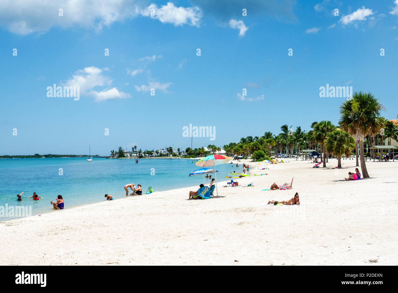 Florida, FL South, Fort Pierce, Fort Pierce Inlet Water, Indian River Water Lagoon, öffentliche Strände, Wasser, Sand, Sonnenanbeter, Besucher reisen nach Stockfoto