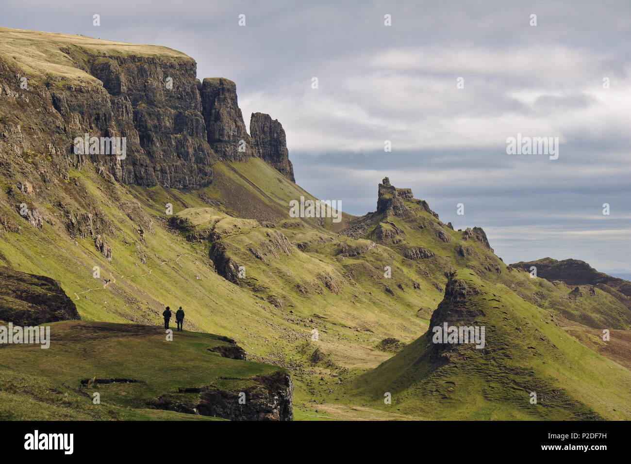 Quiraing, Isle of Skye, Schottland - bizarre Felslandschaft mit zwei menschliche Figuren stehen auf einer Klippe im Vordergrund. Stockfoto