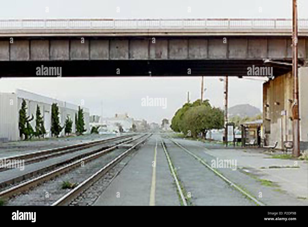 . Englisch: Berkeley Station im Dezember 2001. Am 17. Dezember 2001 berücksichtigt. Hikki Nagasaki 42 Plattformen in Berkeley Station, 17. Dezember 2001 Stockfoto