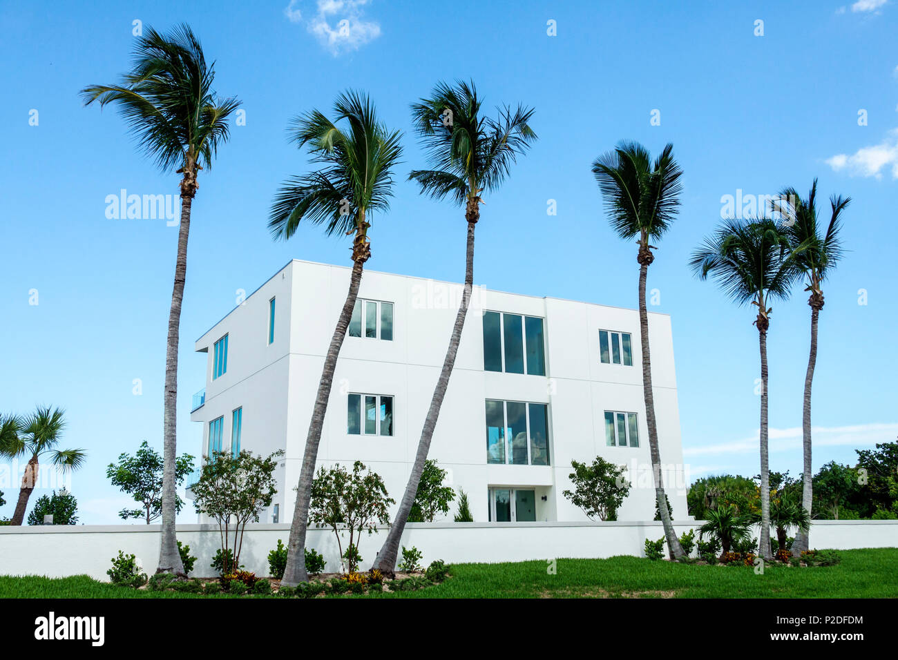 Fort Ft. Pierce Florida, North Hutchinson Barrier Island, Strandhäuser am Strand, Palmen, Herrenhaus, minimalistisch, neu im neuen Design Stockfoto