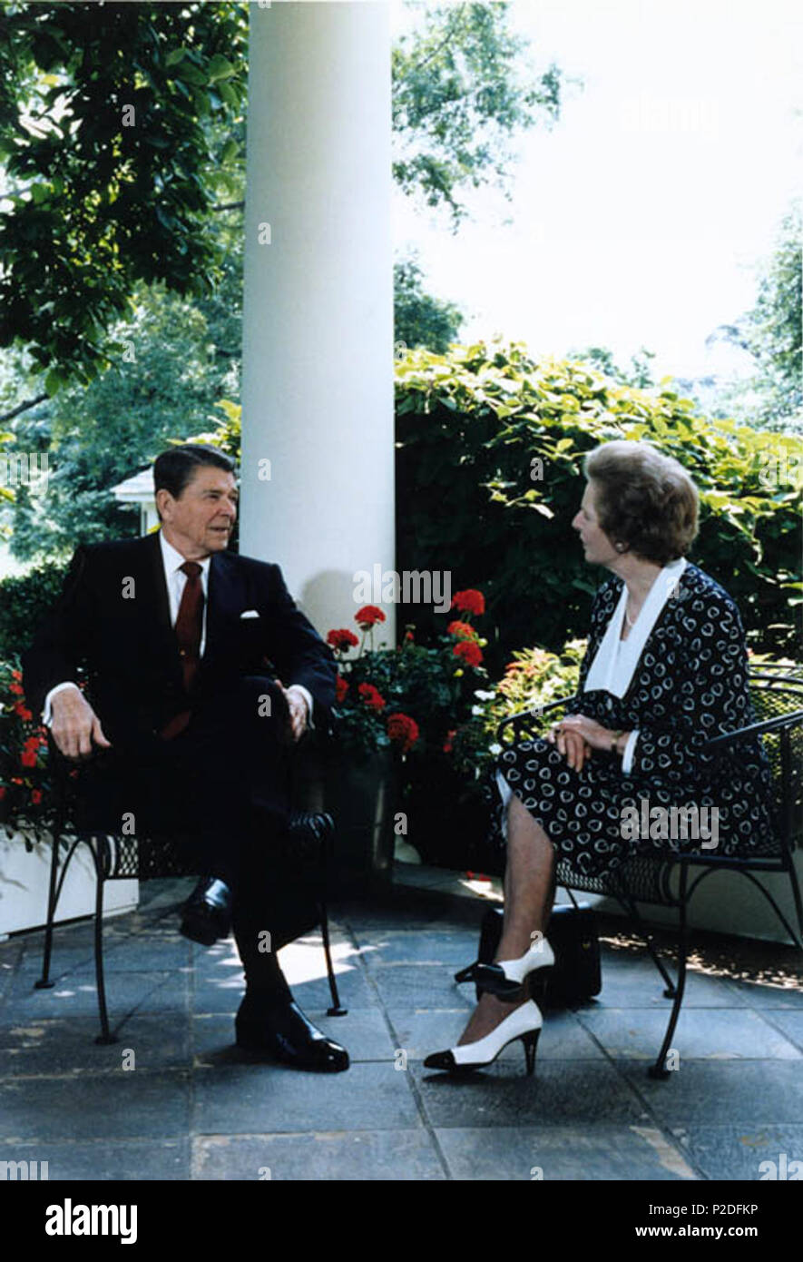 . Ronald Reagan und Premierministerin Margaret Thatcher sprechen auf der Terrasse außerhalb des Oval Office. 17. August 1987. Weiße Haus Foto 44 Reagan und Thatcher c 41801-15 Stockfoto