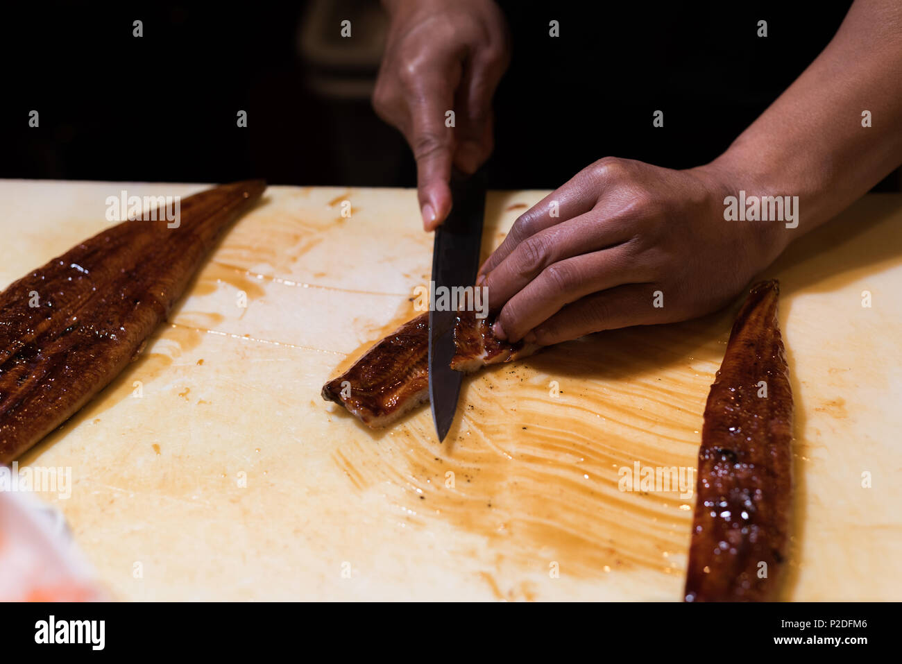 Koch Fisch filetieren im Restaurant Küche Stockfoto