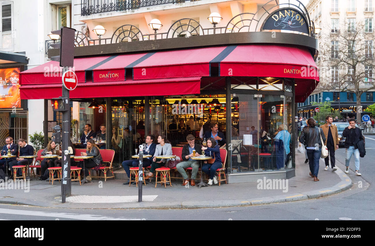 Typische traditionelle Pariser Cafe Danton auf Saint Germain Boulevard. Saint Germain Boulevard für seine Cafés, in denen Sie traditionelle Gerichte bekannt. Stockfoto
