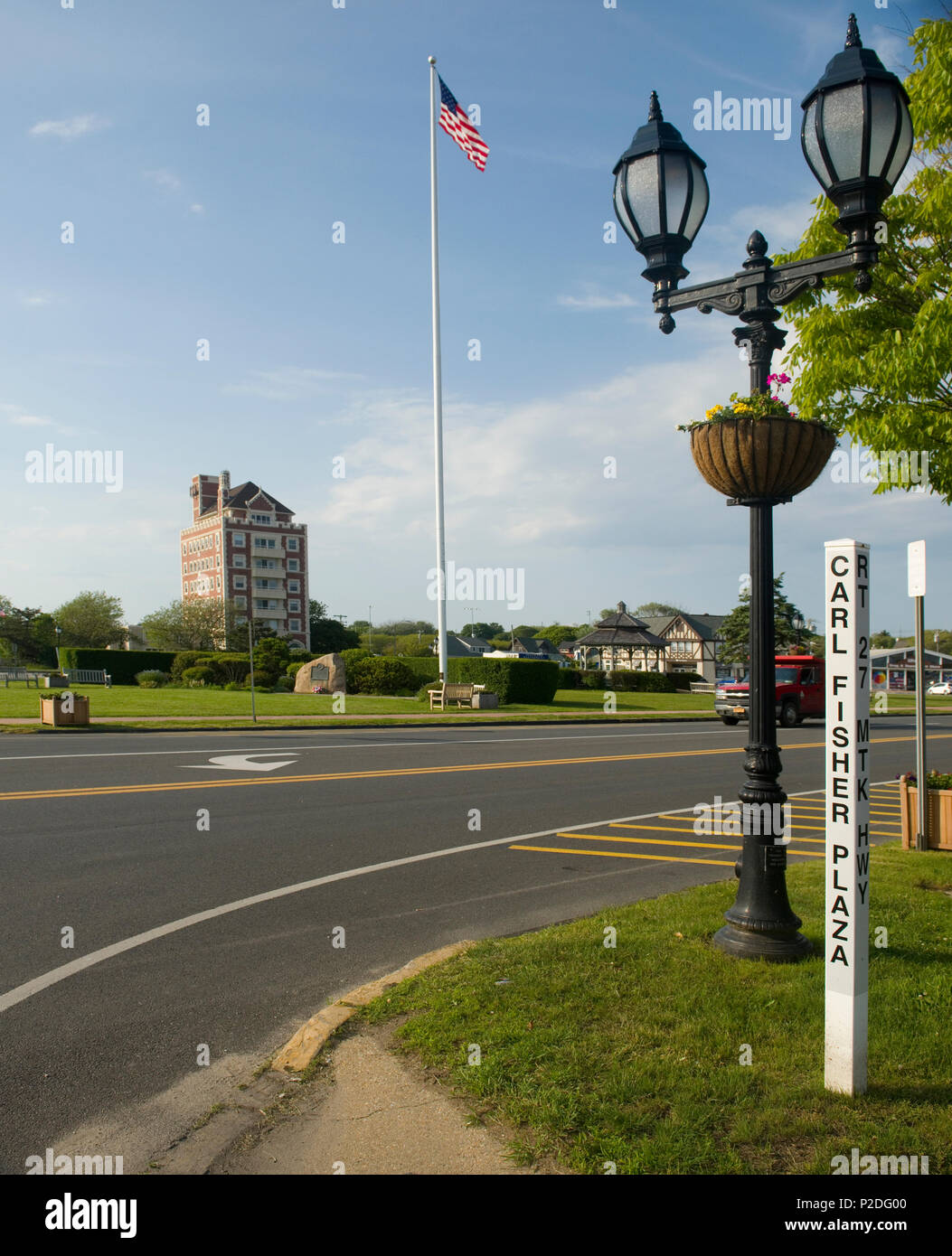 MONTAUK, NEW YORK - 8. Juni: Die Village Green Carl Fisher Plaze und Montauk Highway ist in der Innenstadt von Montauk, New York, The Hamptons am 8. Juni 2018 gesehen. Stockfoto