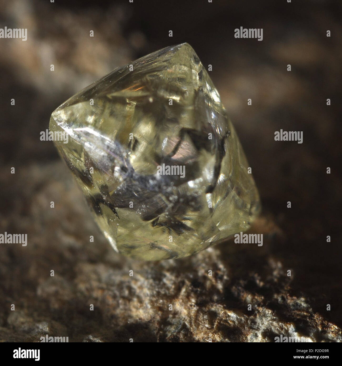 Englisch: Diamant, ein Kubikmeter Co2-Kristall, ist das härteste bekannte  Mineral. 15 September 2013, 14:48:21. Unbekannt 49 Rohdiamant - härteste  Mineral bekannt Stockfotografie - Alamy
