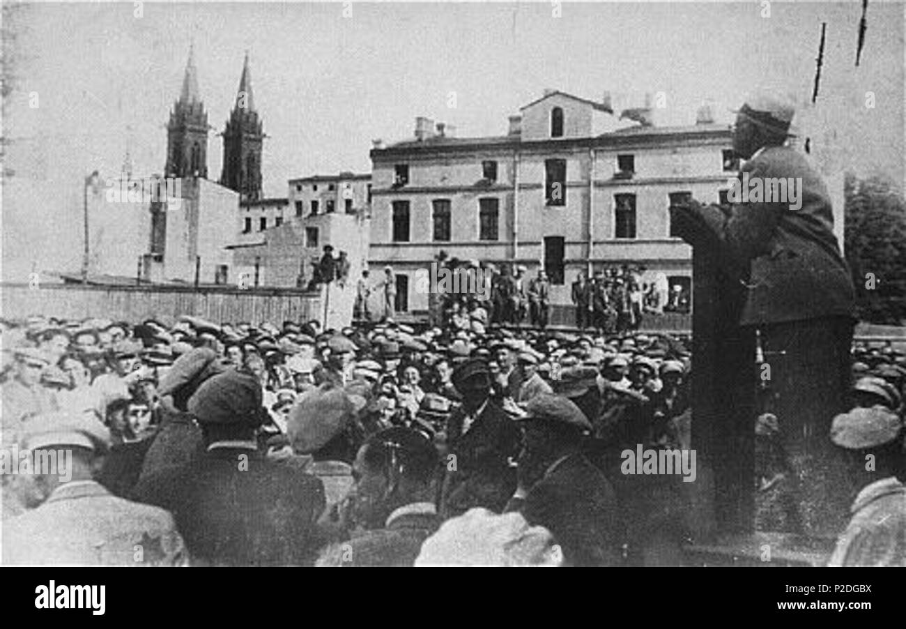 . Polski: Przewodnicz? cy? ydowskiej Rady Starszych w Ghetto Litzmannstadt - Chaim Rumkowski w trakcie przemówienia mieszka? ców na tzw. "Placu Stra? ackim "Przy Lustige Gasse 14 (obszar pomi? dzy posesjami 12 Ich 14 Przy ul. Zachodniej). W tle widoczny bydynek dawny Stra?y Po? ARNEJ ich Ko?ció? Wniebowzi?cia Naj?wi?tszej odzi Maryi Panny w?. Englisch: Vorsitzender des Rates der Ältesten der Juden im Ghetto Litzmannstadt - Chaim Rumkowski ist seiner Rede an der so genannten 'Feuerwehr' auf Lustige Gasse 14 (eigentlich Innenhof zwischen Gebäude 12 und 14 auf zachodnia Straße in Ód??). Alte Feuer Stockfoto
