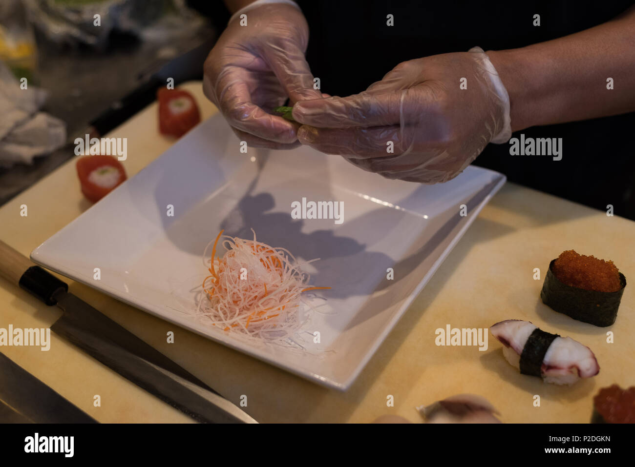 Koch rolling abgerollt Sushi Stockfoto