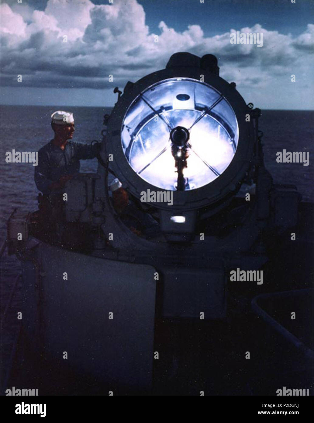 . U.S. Navy Elektriker Mate First Class Kenneth McNally und Seaman First Class Loren H. Hogsett betreiben ein 36-Zoll (91,4 cm) Suchscheinwerfer an Bord des Schlachtschiffes USS Missouri (BB-63), während Shakedown des Schiff Kreuzfahrt, ca. August 1944. ca. August 1944. USN 51 Suchscheinwerfer an Bord der USS Missouri (BB-63) 01 1944 Stockfoto