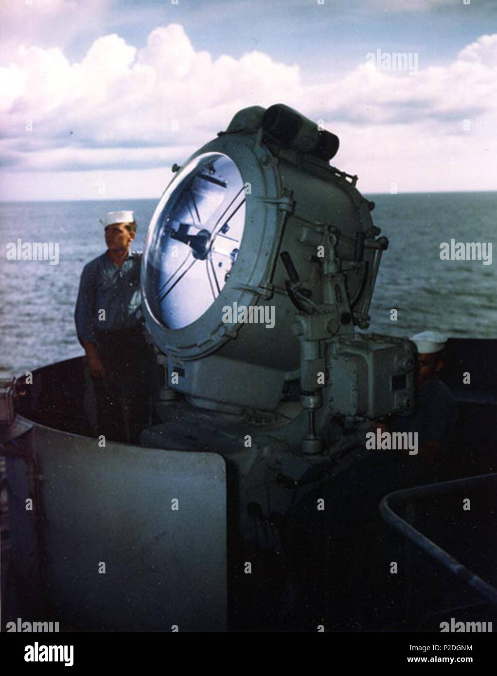 . Us-Elektriker Mate's First Class Kenneth McNally und Seaman First Class George Skiratko betreiben ein 36-Zoll (91,4 cm) Suchscheinwerfer an Bord des Schlachtschiffes USS Missouri (BB-63), während Shakedown des Schiff Kreuzfahrt, ca. August 1944. ca. August 1944. USN 51 Suchscheinwerfer an Bord der USS Missouri (BB-63) 02 1944 Stockfoto