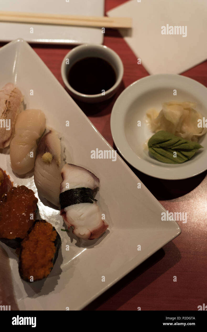 Sushi Tisch in einem Restaurant arrangiert Stockfoto