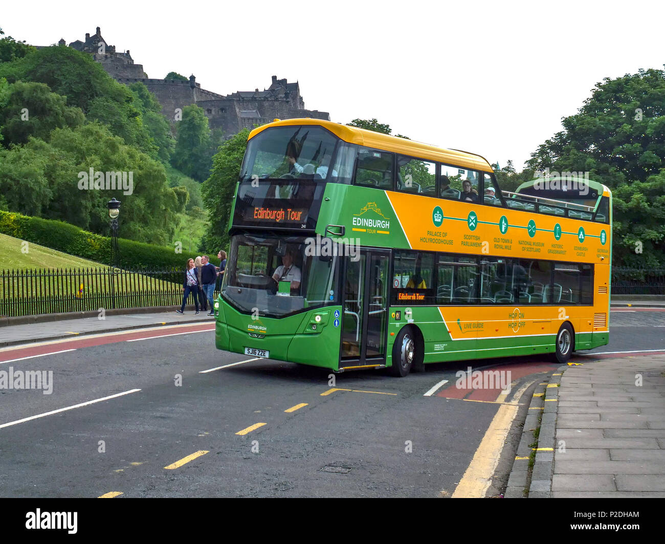 Ein Sightseeing Bus auf dem Damm, Edinburgh, Schottland, Vereinigtes Königreich. Stockfoto