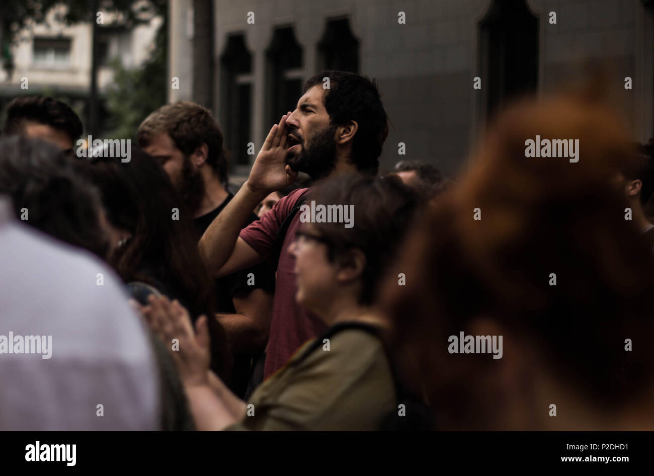 Manifestantes gritan Durante una manifestación/Demonstranten schreien während einer Demonstration Stockfoto