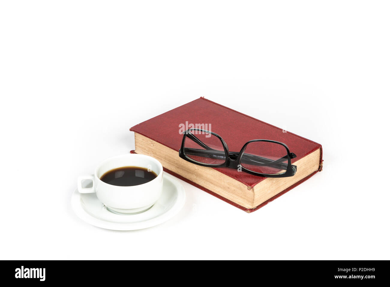 Ein roter vintage Buch, eine Tasse Kaffee und schwarzer Brille auf weißem Hintergrund. Stockfoto