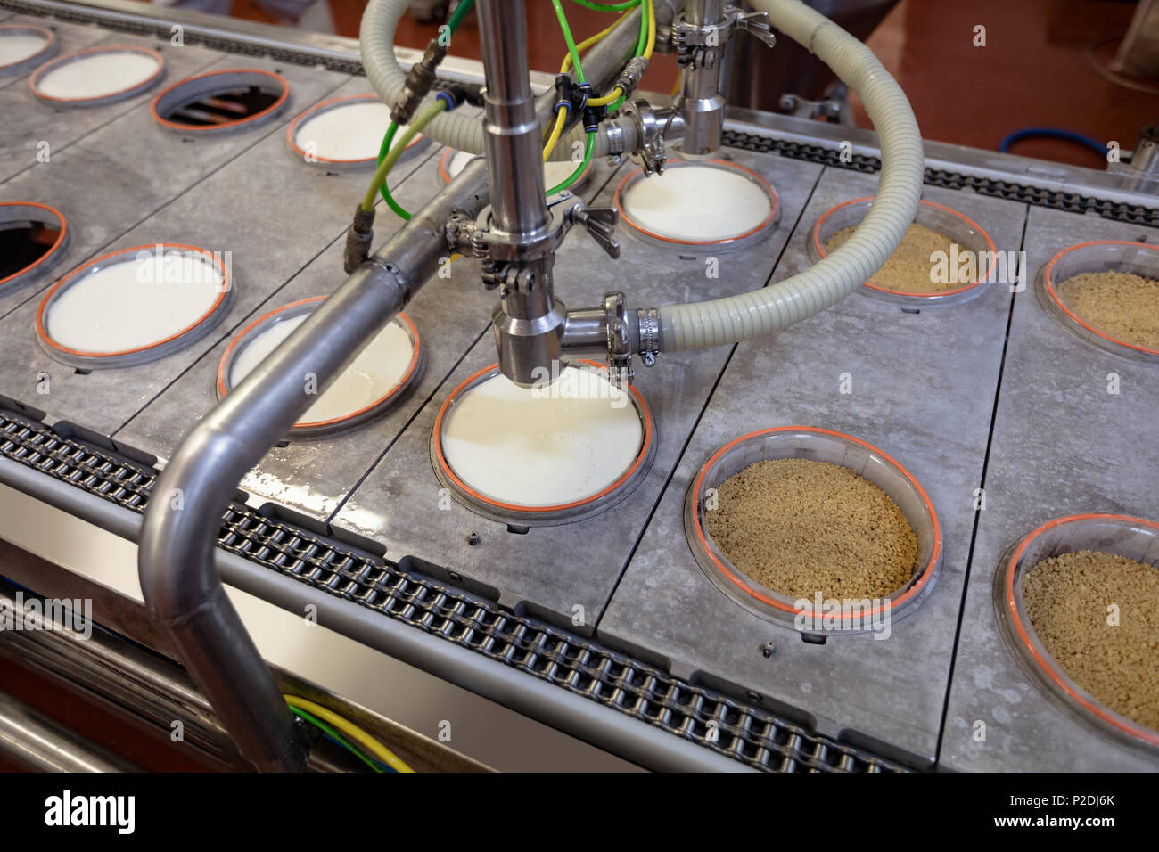 Angeschlossene Leitungen auf die Nahrungsmittelproduktion Linie Stockfoto