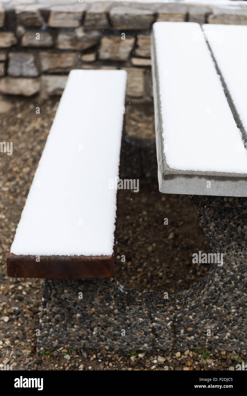Bank und Tisch mit Schnee bedeckt Stockfoto
