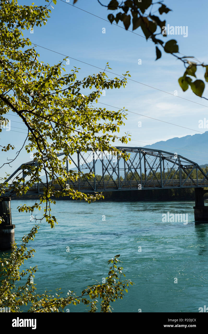 Metall Brücke über den Fluss mit Bäumen Stockfoto