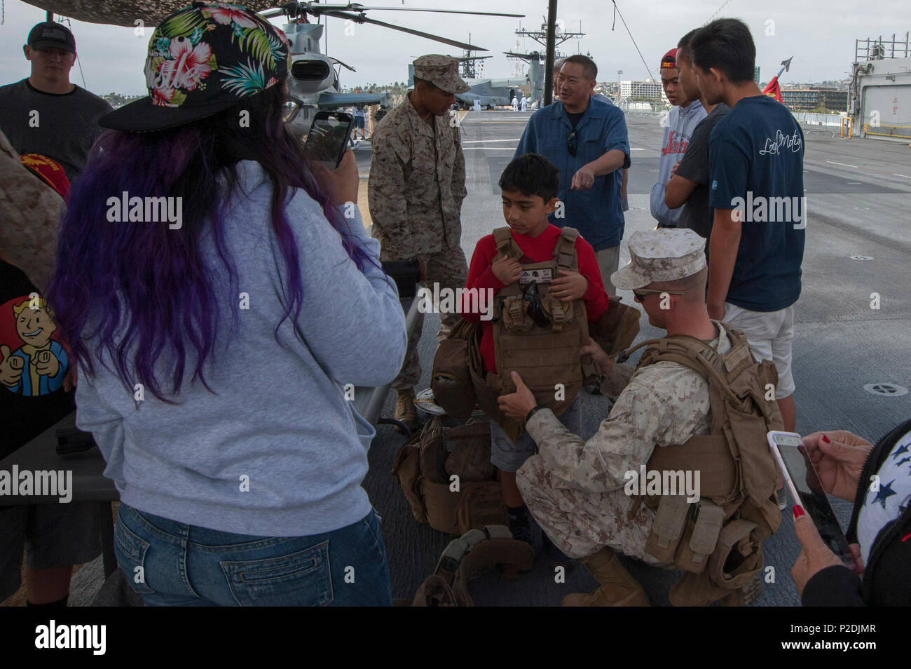 160902-N-VR 008-177 SAN PEDRO, Kalifornien (Sept. 2, 2016) - ein Kind aus Los Angeles versucht, auf einem Marine Kupplungsplattenträger Weste während einer Tournee amphibisches Schiff USS America (LHA 6) während der Eröffnungs-Los Angeles Flotte Woche. Flotte Woche bietet der Öffentlichkeit die Möglichkeit, Schiffe zu Tour, treffen Segler, Marines, und die Mitglieder der Küstenwache und ein besseres Verständnis dafür, wie das Meer Dienstleistungen der nationalen Verteidigung der Vereinigten Staaten und die Freiheit der Meere Unterstützung gewinnen. (U.S. Marine Foto von Mass Communication Specialist 3. Klasse Kyle Goldberg/Freigegeben) Stockfoto