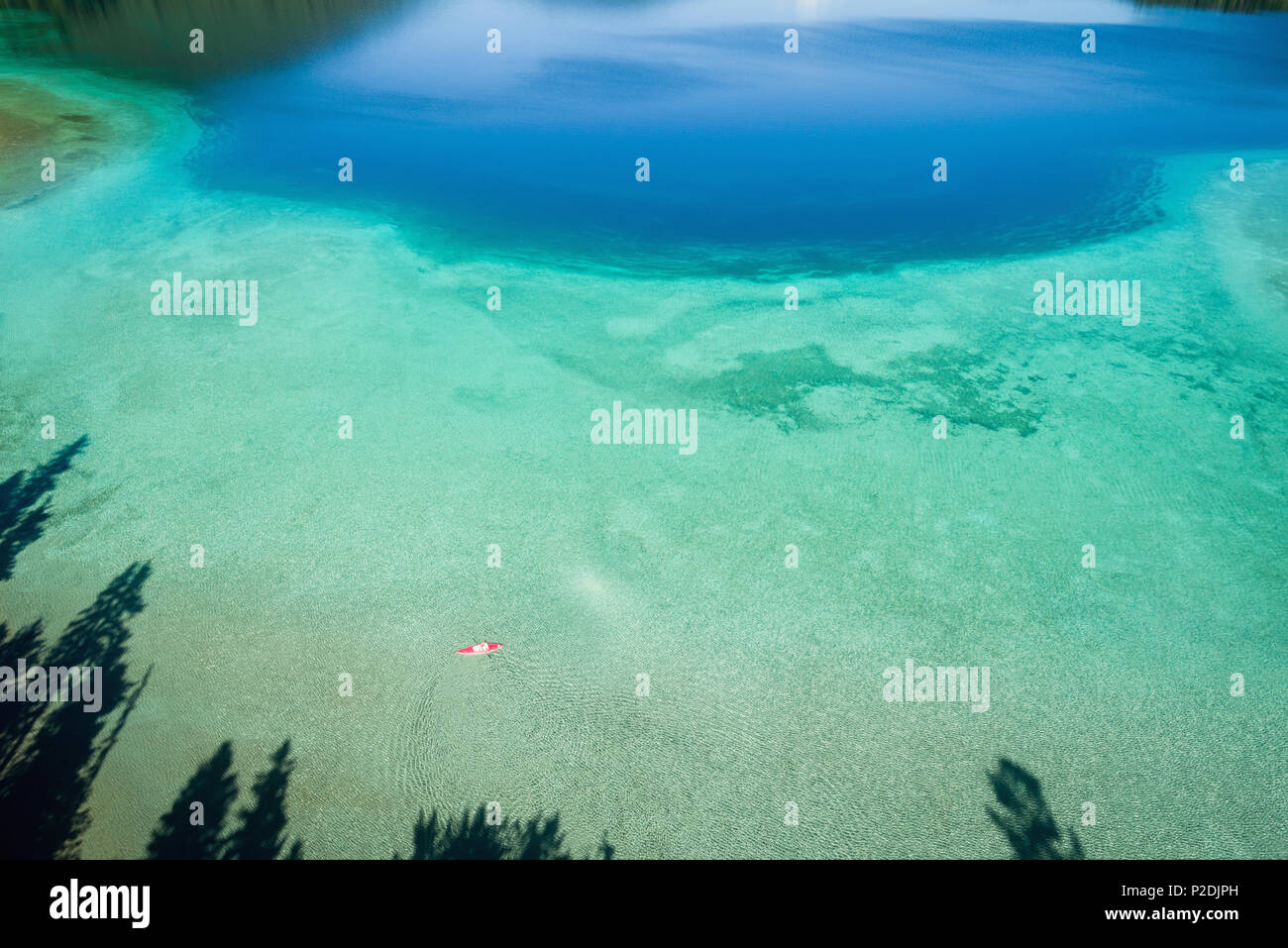 Türkisblaues Wasser in den seichten Ufern entlang der Küste Stockfoto