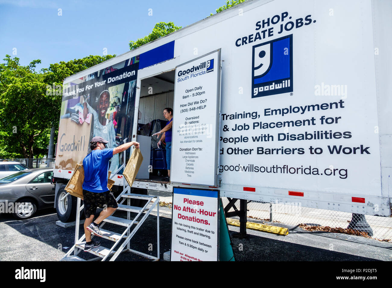 Miami Florida, Goodwill Industries, gemeinnützig, soziales Unternehmen, Trailer, Rückgabe, Spenden, Sammelzentrum, Frau weibliche Frauen, Mann Männer, FL17 Stockfoto