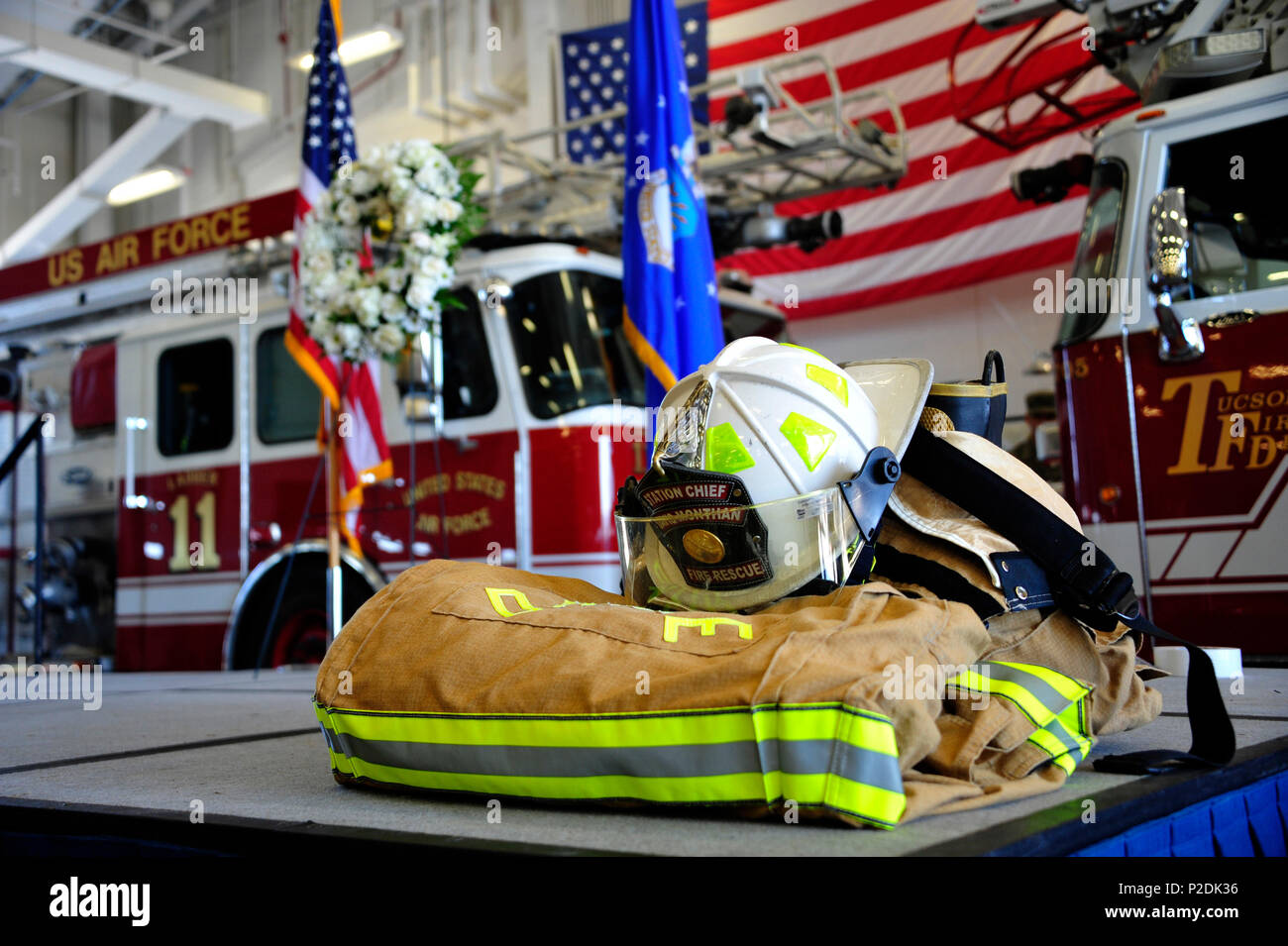 Ein Bunker Anzeige beruht auf einer Bühne bei einem 9/11 Gedenkveranstaltung in Davis-Monthan Air Force Base, Ariz., Sept. 9, 2016 statt. Die Zeremonie zu Ehren und alle Leben während der Sept. 11, 2001 Terroranschläge verloren erinnern. (U.S. Air Force Foto von älteren Flieger Cheyenne A. Befugnisse) Stockfoto