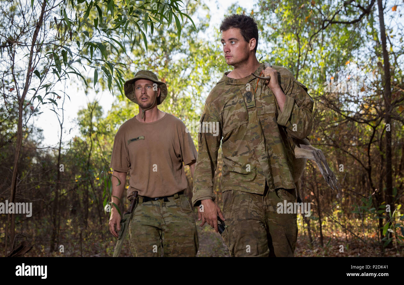 Australische Armee Lt David Hasler, rechts, und der Australischen Armee Sgt Dominic Hamon gehen Sie zurück in ihr Lager mit einem WALLABY sie gefangen, während die Jagd während der Phase des Überlebens der Übung Kowari, in der Daly River Region des Northern Territory gehalten werden, die am 7. September 2016. Kowari ist eine australische Armee-gehostete überleben Fähigkeiten trainieren, die Zusammenarbeit im Bereich der Verteidigung zwischen den Truppen aus den USA, Australien und China zu erhöhen. (Australian Defence Force Foto von Cpl. Jake Sims) Stockfoto