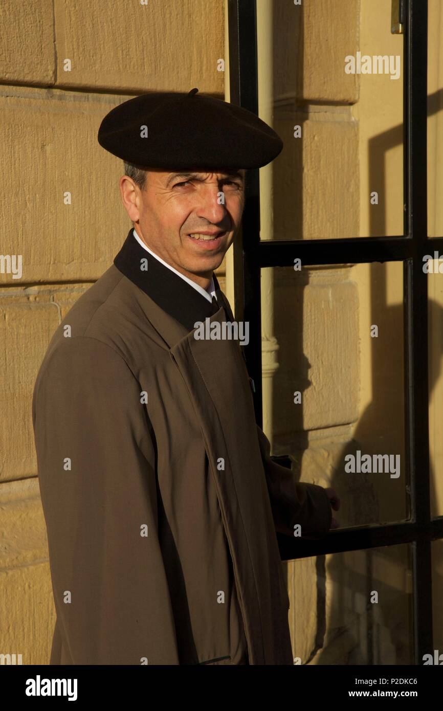 Spanien, Baskenland, San Sebastian, Hotel Maria Cristina Bräutigam Tragen eines baskischen Beret Stockfoto