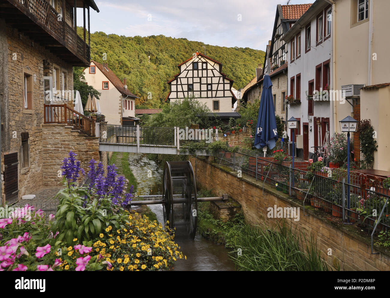 Blick von der Brücke in der Nähe der Stadt Tor Untertor zu einem Bach und Mühlrad, Meisenheim, Landkreis Bad Kreuznach, Stockfoto