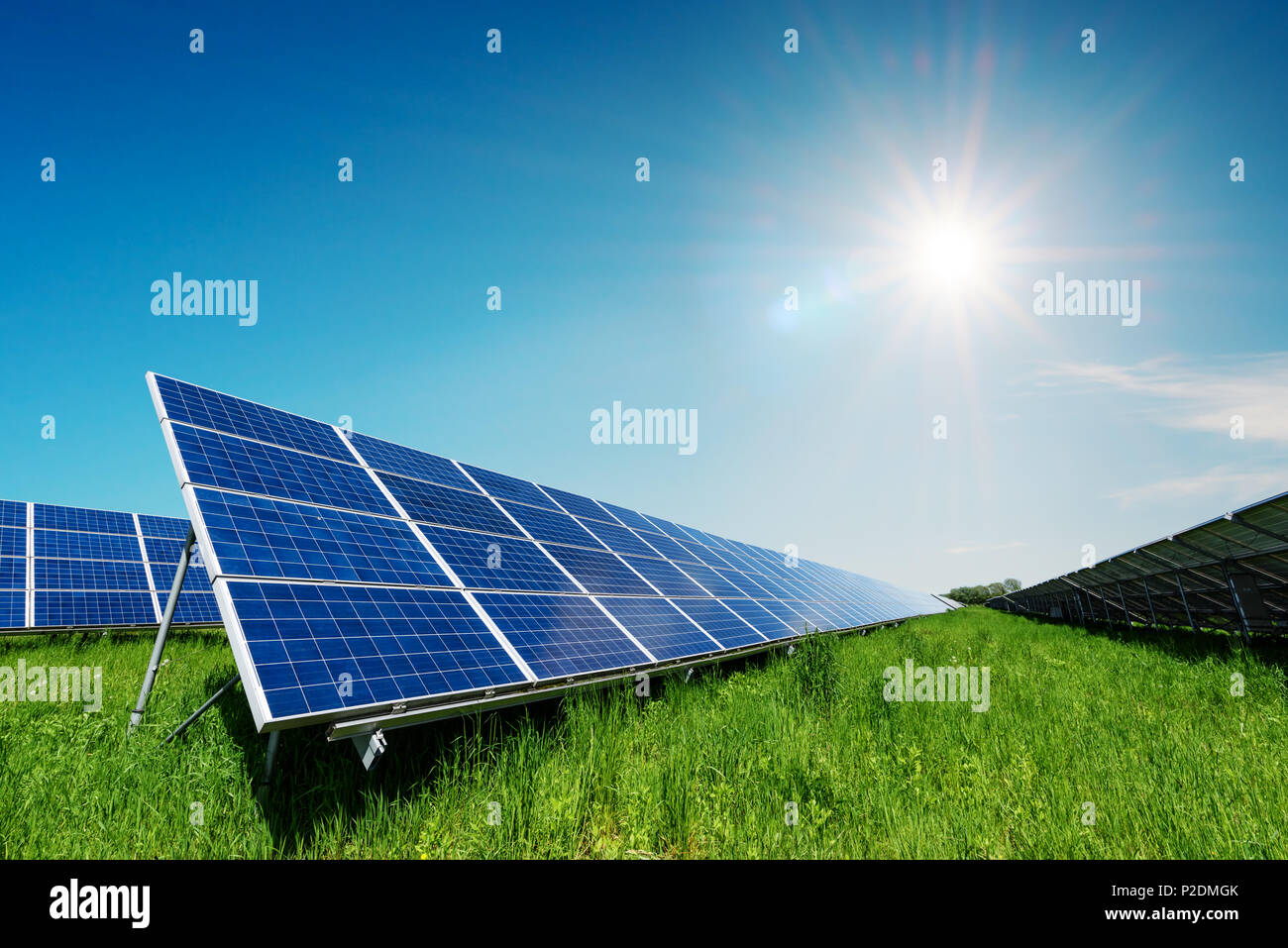 Solarmodul auf blauen Himmel Hintergrund Stockfoto