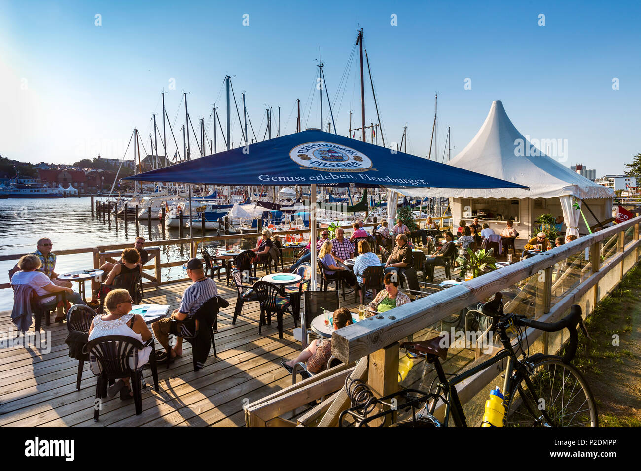 Cafe an der Waterfront, Flensburg, Ostsee, Schleswig-Holstein, Deutschland Stockfoto