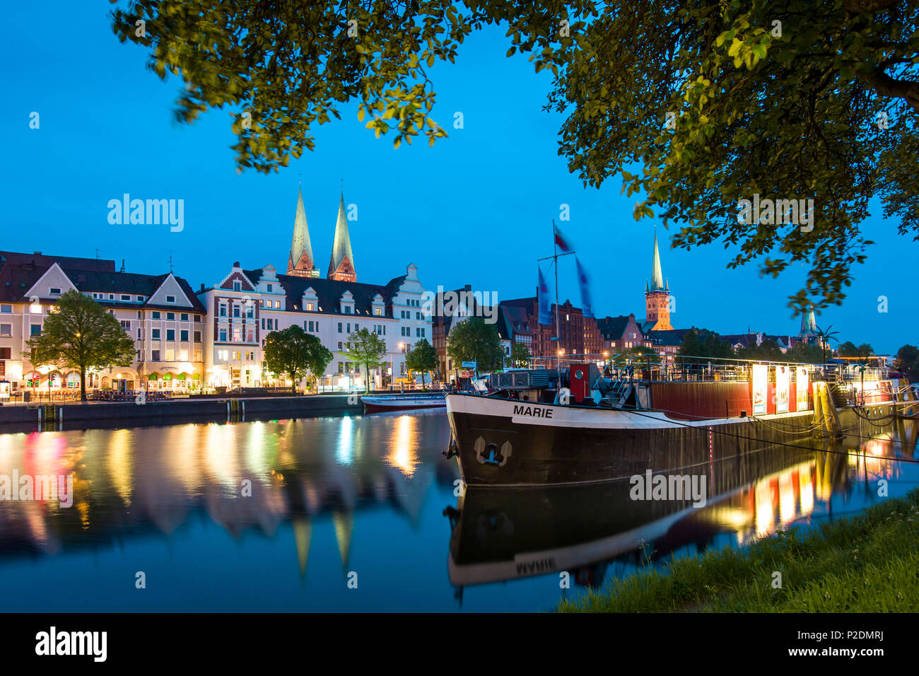 Blick auf die Trave in der Nacht in Richtung der Altstadt mit der Kirche St. Maria und die Kirche von St. Peter, Hansestadt Lübeck, Stockfoto